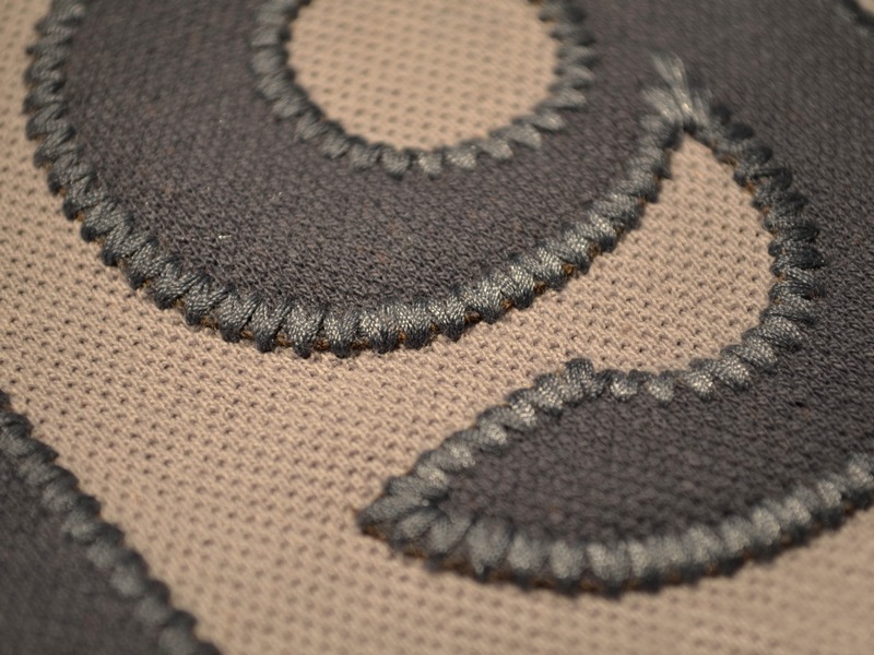 Detail výšivky na textilu