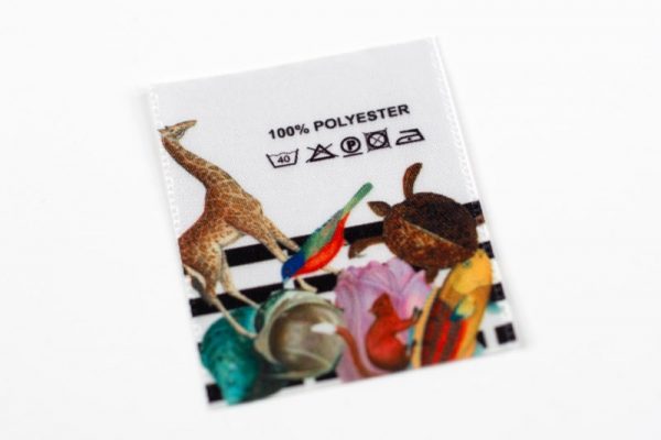 Textilní tištěná etiketa se symboly praní, složení a vlastním motivem zvířátek