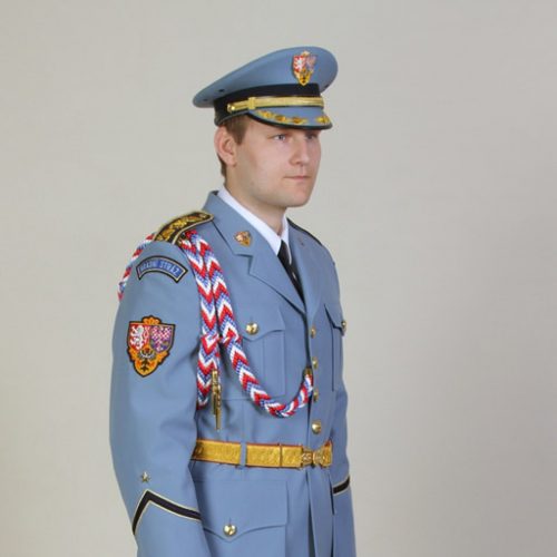 Muž ve zdobené uniformě hradní stráže detail