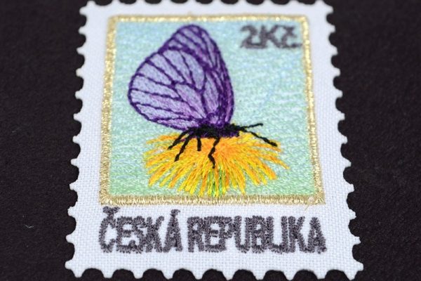 Barevná strojní výšivka barevná detail poštovní známka
