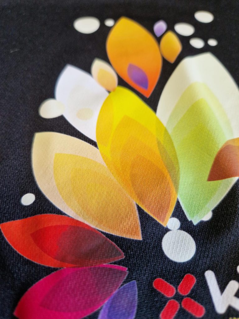 Detail transferového potisku na textil, květina