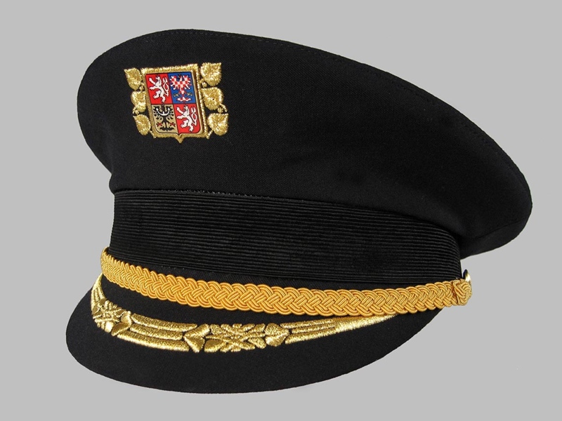 Čepice pro českou hradní stráž se zdobením